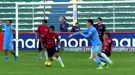 Il feinte une blessure de façon ridicule pour éviter un penalty