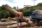 L'homme qui soulève un énorme tronc d'arbre à bout de bras