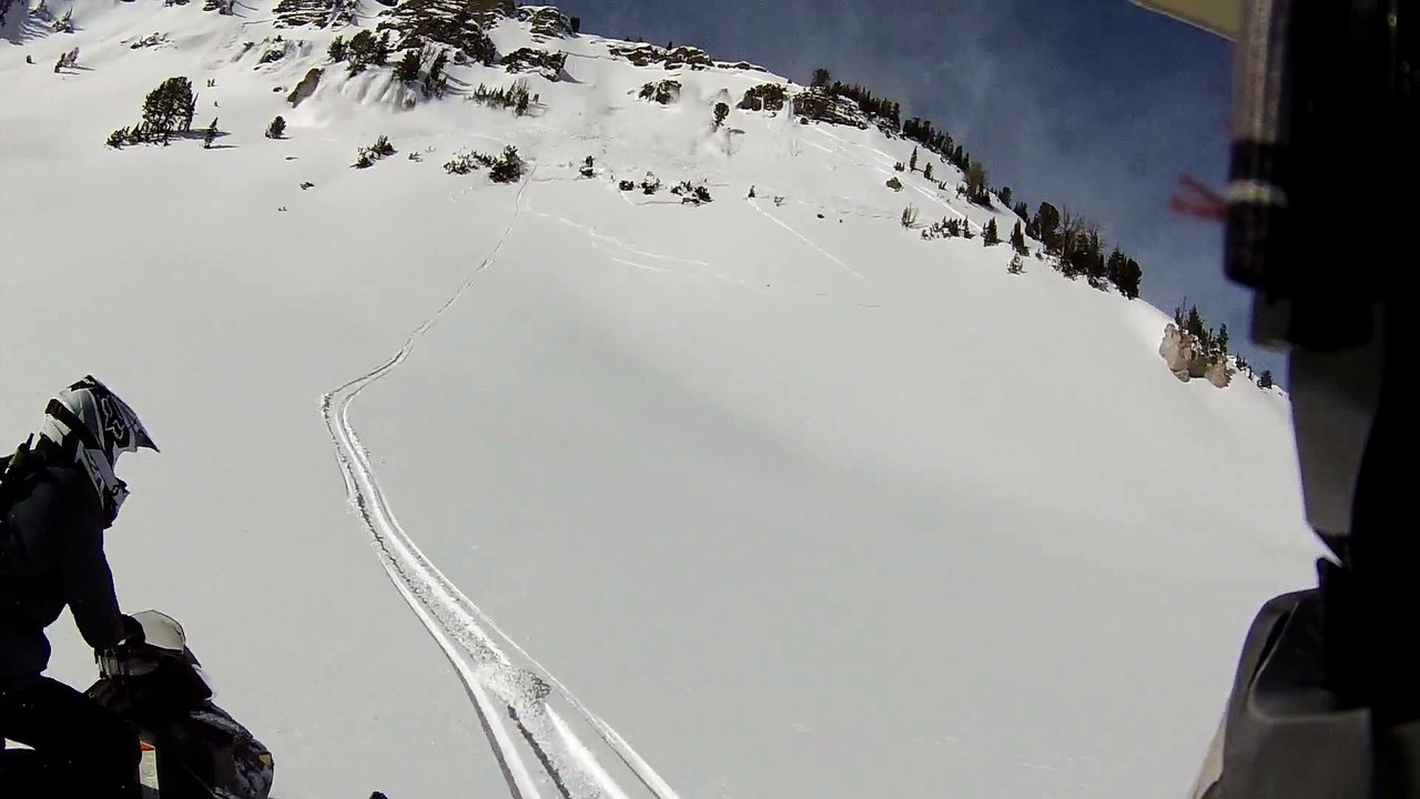 Avalanche impressionnante : des hommes en moto-neige se précipitent pour sauver un homme piégé!