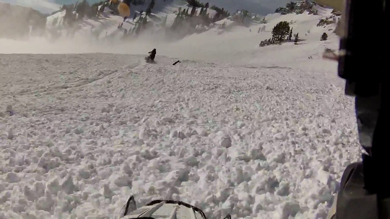 Crazy Avalanche : Heroes Travel Up A Mountain To Save A Man Trapped