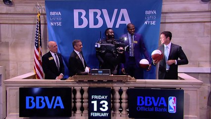 James Harden et Kevin Durant réussissent des trick shots à 20 000$ à la bourse de New York
