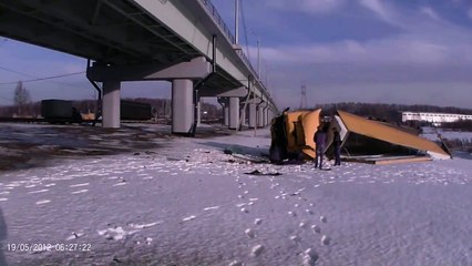 Фура упала с моста в Белых Столбах 02.02.2015