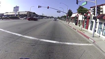 Motard vs Automobiliste qui a grillé un feu rouge