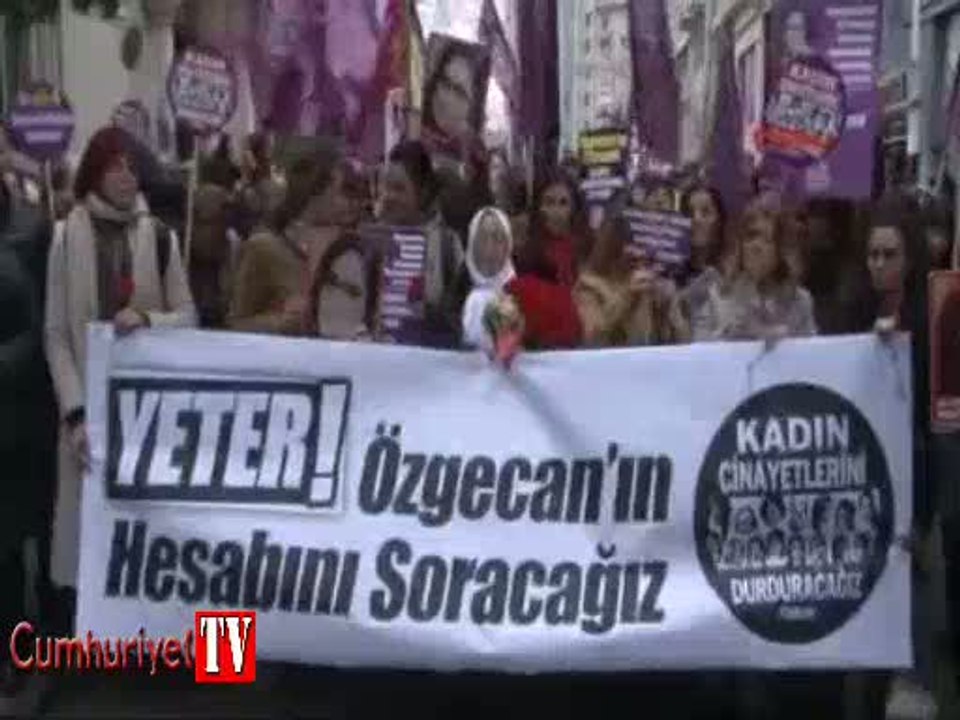 Özgecan için İstiklal Caddesi'nde yürüyüş
