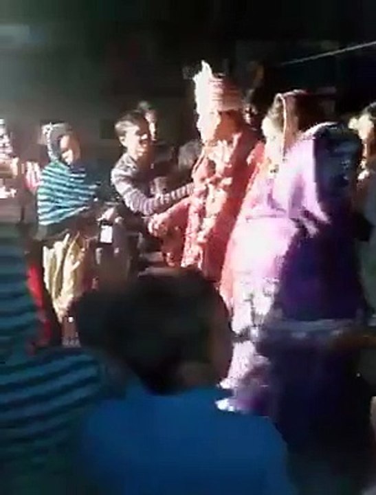 A GROOM PICKING HIS BRIDE ON HIS SHOULDER G OYE