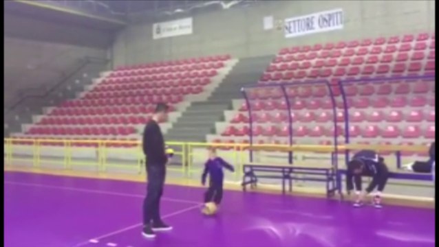 Aversa (CE) - Marek Hamsik al Palajacazzi con la Exton Aversa (12.02.15)