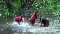 3 africaines font des percussions dans l'eau