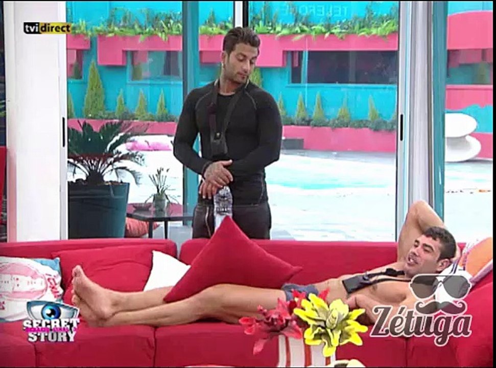 Débora discute com Paulo por causa das partidas nocturnas e ele recusa respeitar os colegas