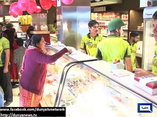 Dunya News - Islamabad: Bakery workers dress themselves up in cricket kit