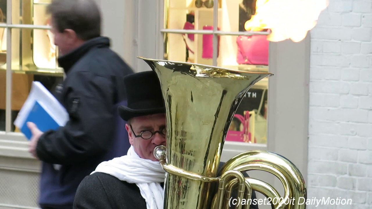 London Street Performer uses Trumpet as Flame Thrower ! Covent Garden