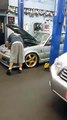 Un homme fait une blague à son collègue dans un garage