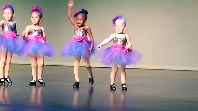 Petites filles font un show de claquettes en maternelle