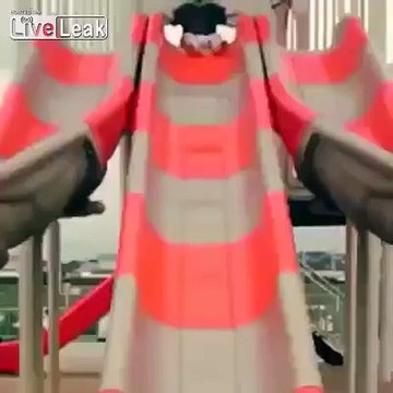 Kaydıraktan başını vura vura kayan çocuk