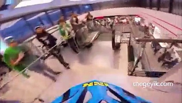 Bisikletle AVM'de müthiş gösteri