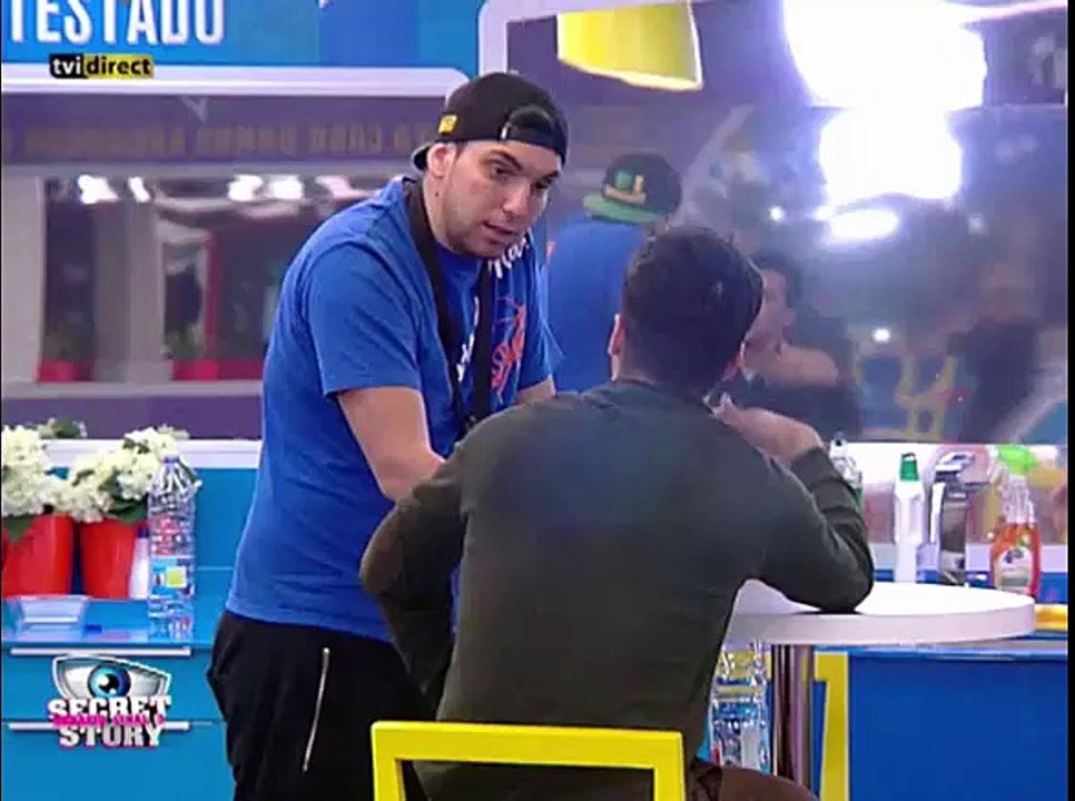 Wilson discute com o Luís e chama-o de hipócrita por ter opinião diferente da dele