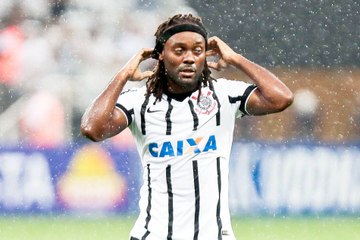 Love faz sua estreia e quase marca para o Timão