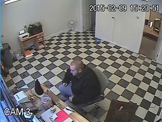 Un chien s'en prend à un braqueur
