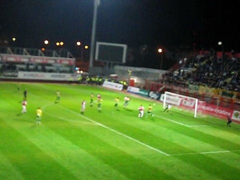 Νέα Σαλαμίνα Λεόν (φάουλ)