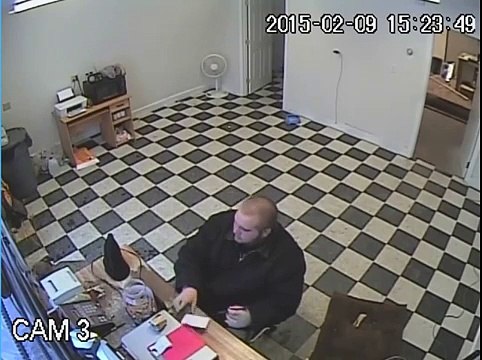 Un chien protège son maître d'un braqueur