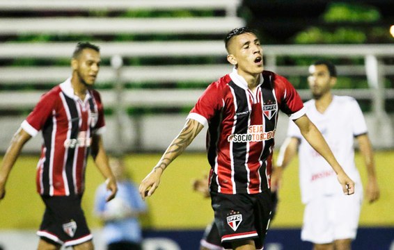 Dribles, assistências e gol: Centurión tira onda na estreia