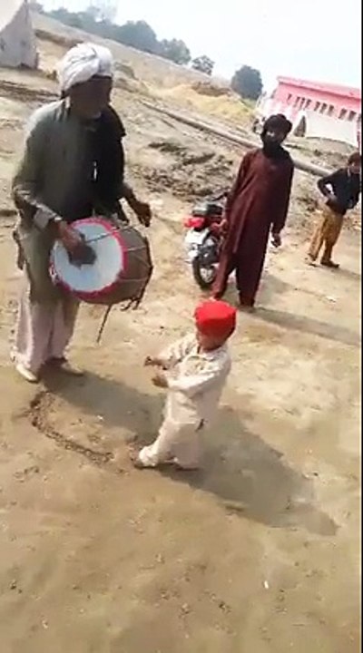 بچے دی دھمال تے ویکھو ذرا
