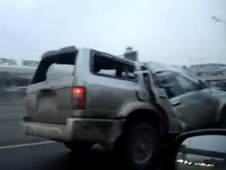 Car Broken but still driving - Разитая машина едет по Москве - Прикол !