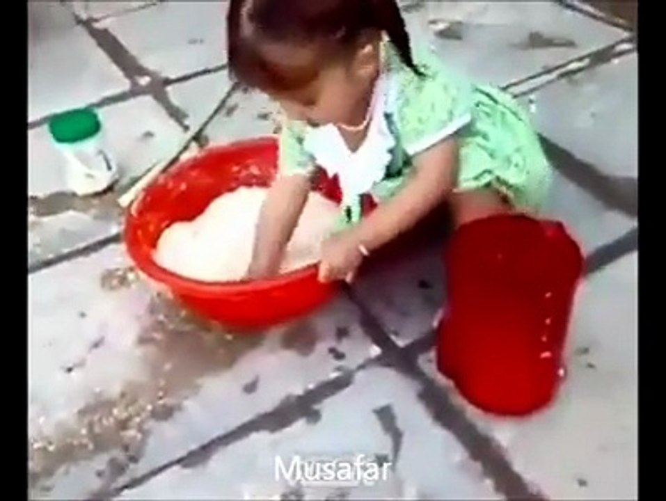 جو لڑکیاں آٹا نہیں گوند سکتیں وہ اس ویڈیو سے عبرت حاصل کریں