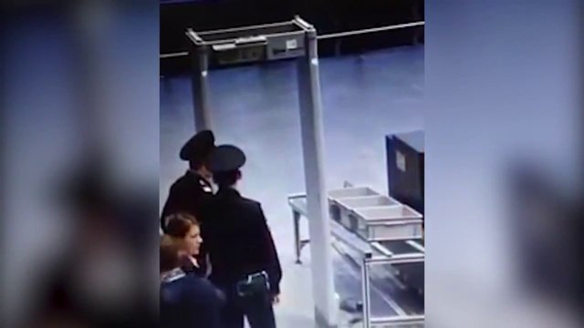 Un homme se met à poil lors d'un contrôle