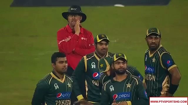 Shahid Afridi and Ahmad Shahzad Funny Moment During Match - Pak Cricket Team Funny Moments