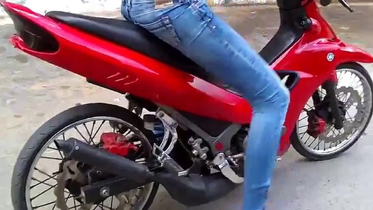 Une fille monte sur un scooter pour la première fois
