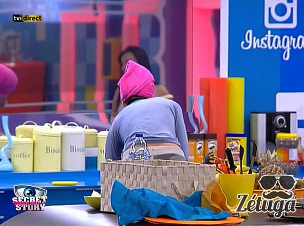 Alexandra e Débora discutem logo de manhã por causa da má disposição matinal