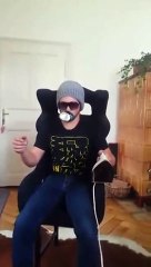 Ce mec va vous faire vivre la conduite d'une race car ... avec sa bouche et un fer à repasser !