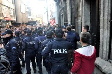 Protestocu Kadınlara "Özgecan'a İyi Yapmışlar" Diyene Gözaltı