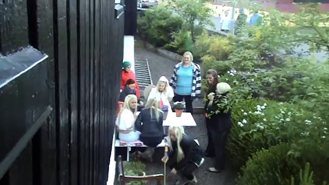 Dumb blond girls VS Fireworks : ridiculous FAIL