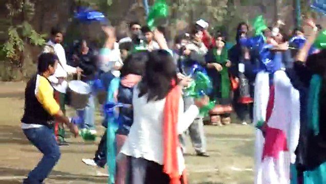 ISP UNIVERSITY GIRLS AND BOYS DANCING IN FUN VAGANZA