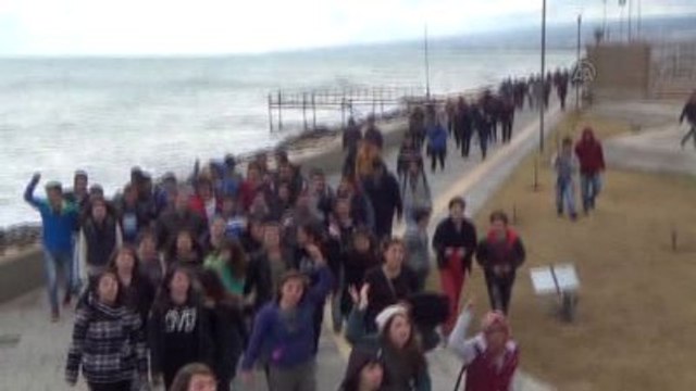 Öğrenciler Özgecan'ın Öldürülmesini Protesto Etti