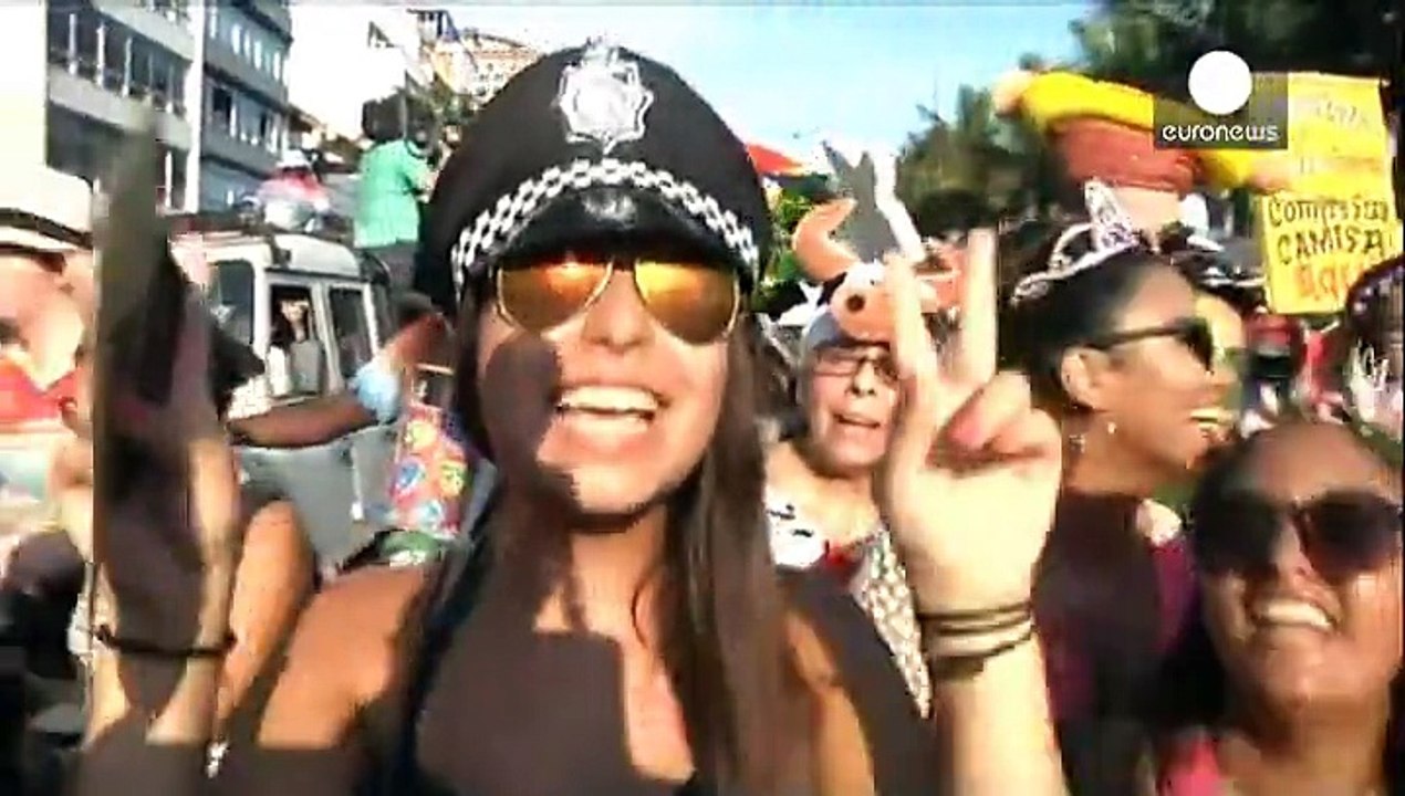 Millionen brasilianer und urlauber feiern südländischen karneval