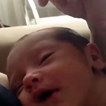 Annesinin Kollarında Başının Okşanması ile Gülen Bebek