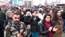 Taksim'de Özgecan Aslan pankartına polis müdahalesi