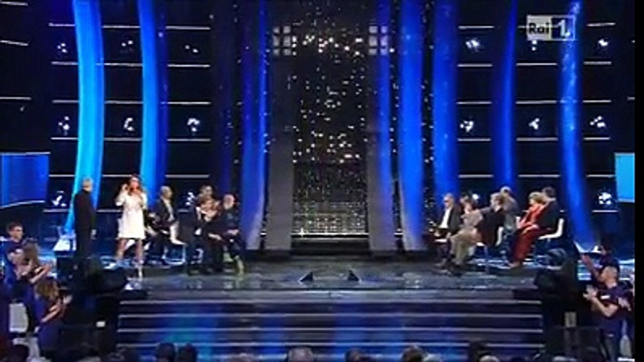 Lara Fabian ♫ Voce ♪ LIVE Domenica - Teatro Ariston - San remo - Italia 15.02.2015 (Hommage et Remerciement avec l'ovation du public)