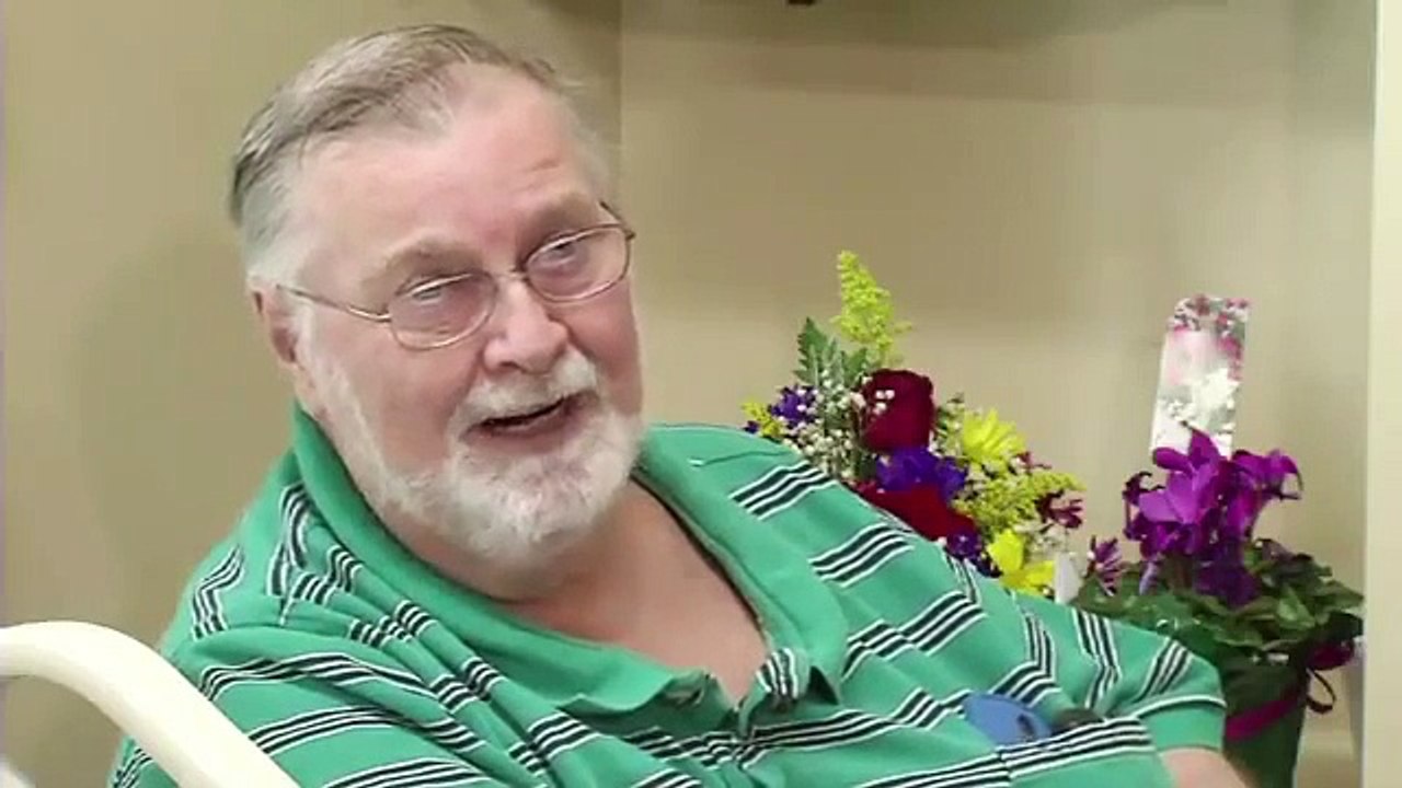 Un chien rejoint sa maîtresse dans un hôpital