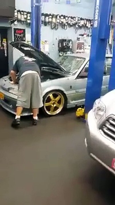 Fesses à l'air dans un garage