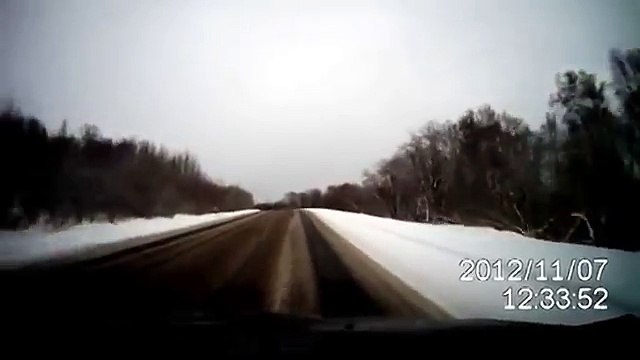 В сантиметрах от аварии - заснеженная трасса!