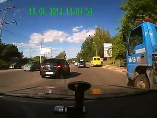 ДТП - Дура попыталась повернуть из левого ряда направо
