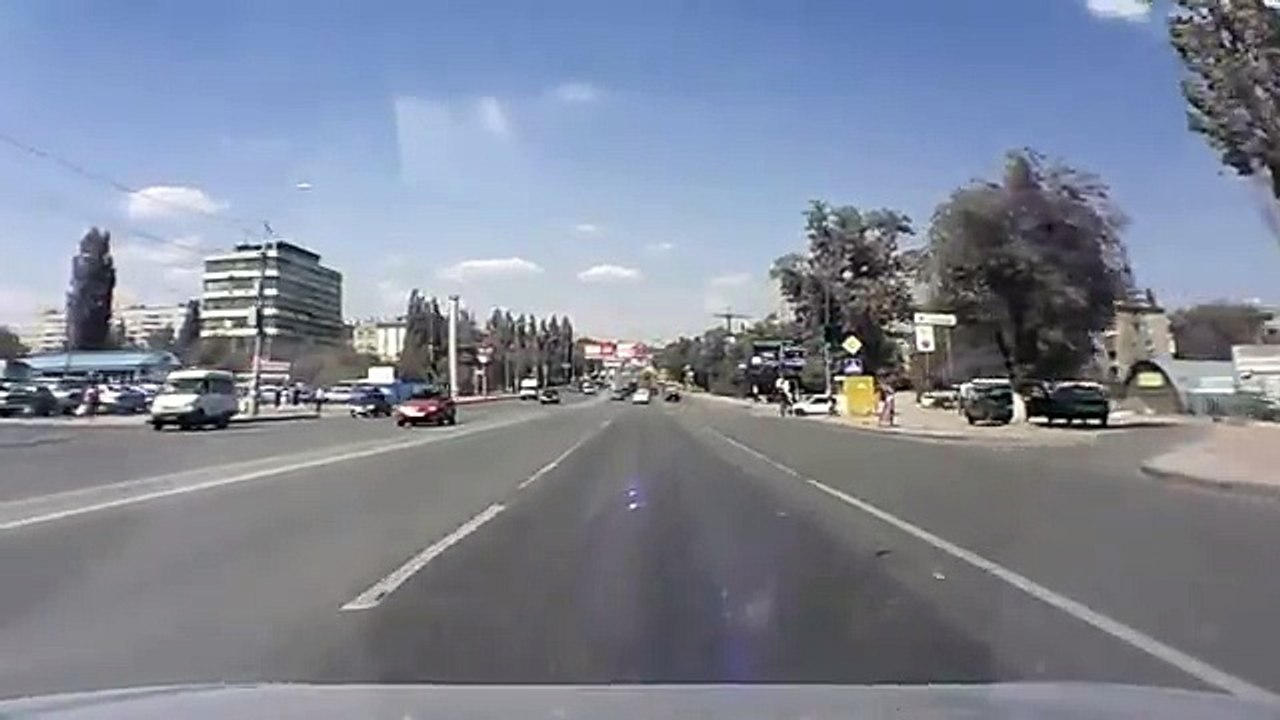 Пьяный выбегает и падает на зебру прямо под колеса