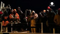 نجات بیش از دو هزار مهاجر سرگردان در دریای مدیترانه توسط ایتالیا