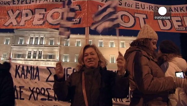 Miles de griegos apoyan a Tsipras y a Varufakis en Atenas antes de la reunión del Eurogrupo