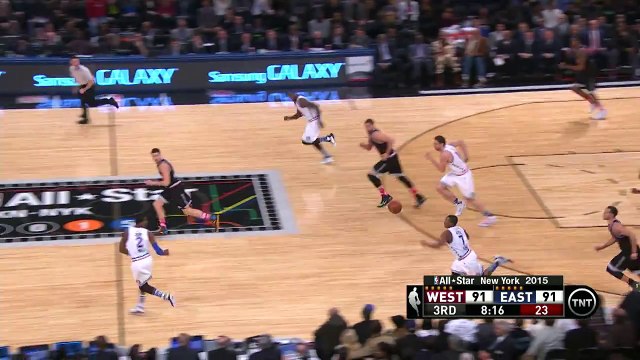 LeBron James lâche un pump arrière sur alley oop !