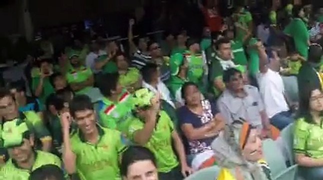 Pakistani Fans Chant 'Go Nawaz Go' during Pak Indo World Cup Match in Australia