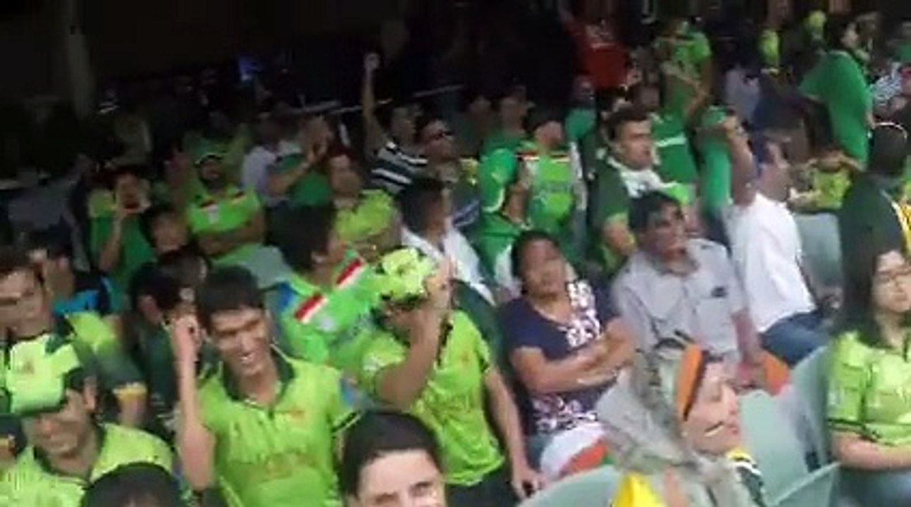 Pakistani Fans Chant 'Go Nawaz Go' during Pak Indo World Cup Match in Australia